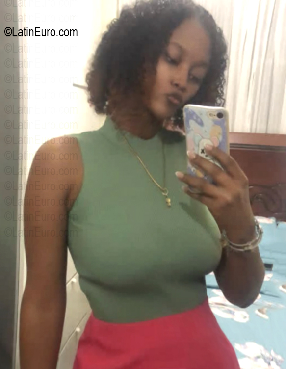Date this foxy Dominican Republic girl Laura Mara from Santo Domingo DO56746