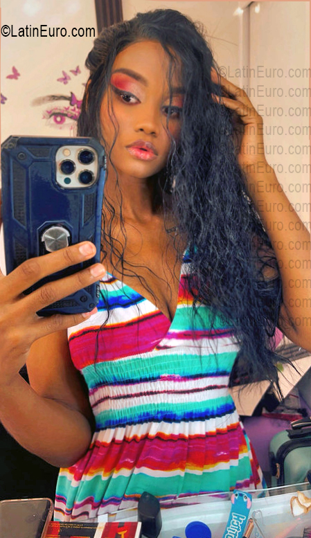 Date this attractive Dominican Republic girl Roxy from Barahona DO56911