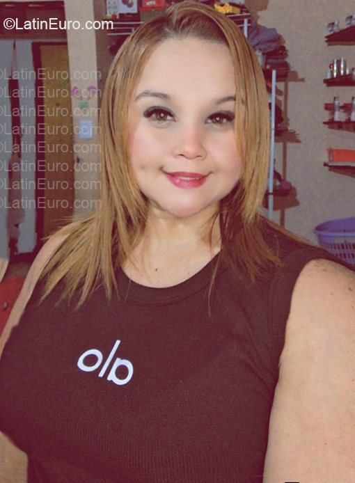 Date this attractive Venezuela girl Karina from Caracas VE5747