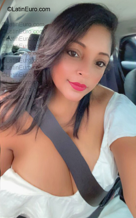 Date this sensual Dominican Republic girl Yinet from Santo Domingo DO57099