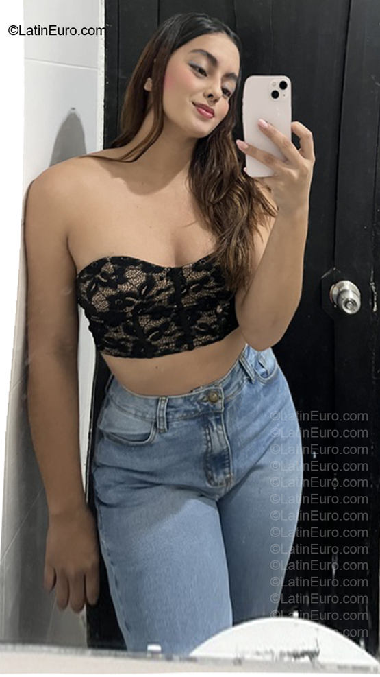 Date this voluptuous Colombia girl Paula Andrea from Santa Marta CO33888